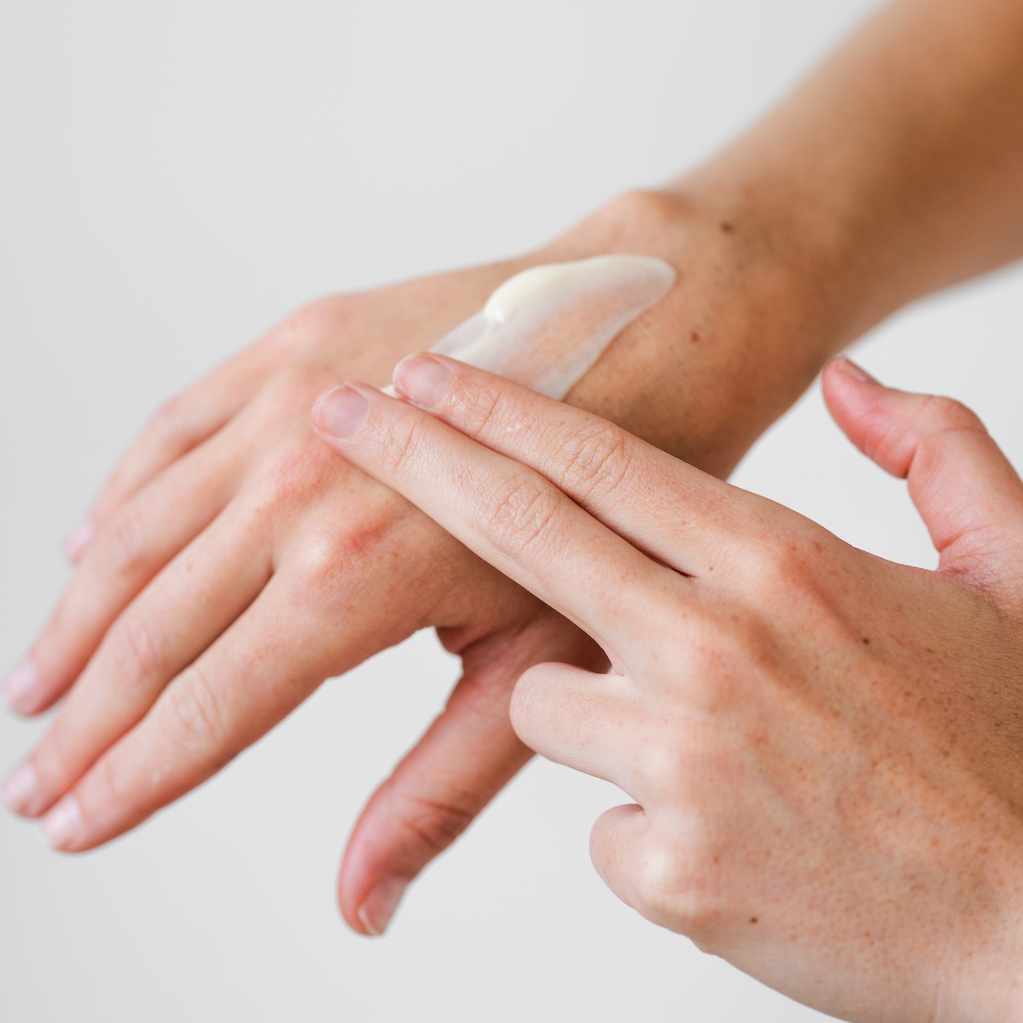 MULTI-RETINOL NIGHT EMULSION Texture Spread on Hand